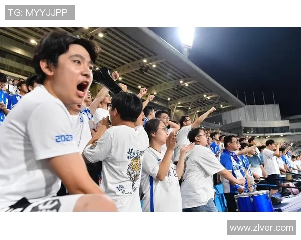 当足球巨星场上目睹意外瞬间露出吃惊表情全场球迷也随之沸腾